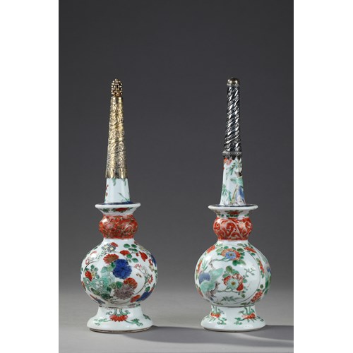2 Springklers in "Famille verte porcelain - Kangxi period, Oriental silver mounts